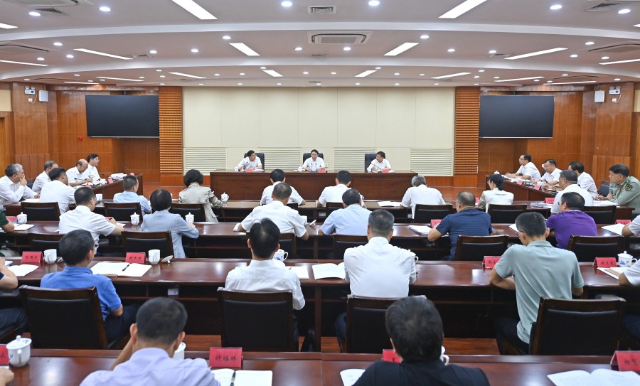 黃喜忠主持召開(kāi)市委理論學(xué)習(xí)中心組專題學(xué)習(xí)會(huì)